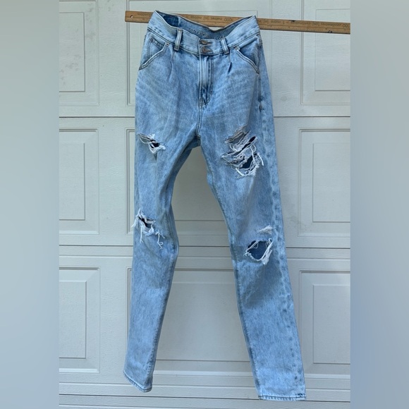 American Eagle High Waisted Ripped Mom Jeans
Size 0 X-Long - Picture 1 of 2